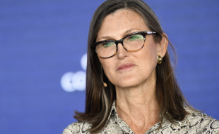 Cathie Wood Still Bullish on Coinbase as Ark Offloads Another $26.3m Shares